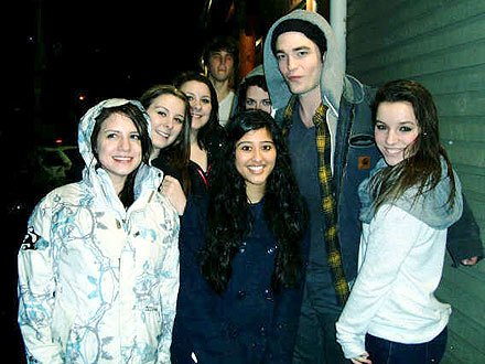 Rob Pattinson posing with fans kristen stewart and robert pattinson dating 2011. Rob Pattinson posing with fans