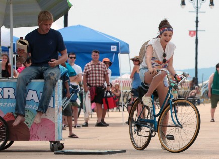 Elizabeth Olsen and Boyd Holbrook. Photo: INI/FAMEFLYNET PICTURES