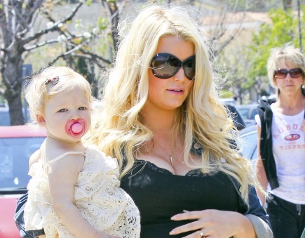 Jessica Simpson with Maxwell. Photo: Stoianov/FAMEFLYNET