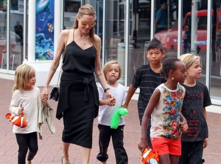 Angelina Jolie with Vivienne, Knox, Pax, Zahara, and Shiloh. Photo: FameFlynetUK/FAMEFLYNET PICTURES